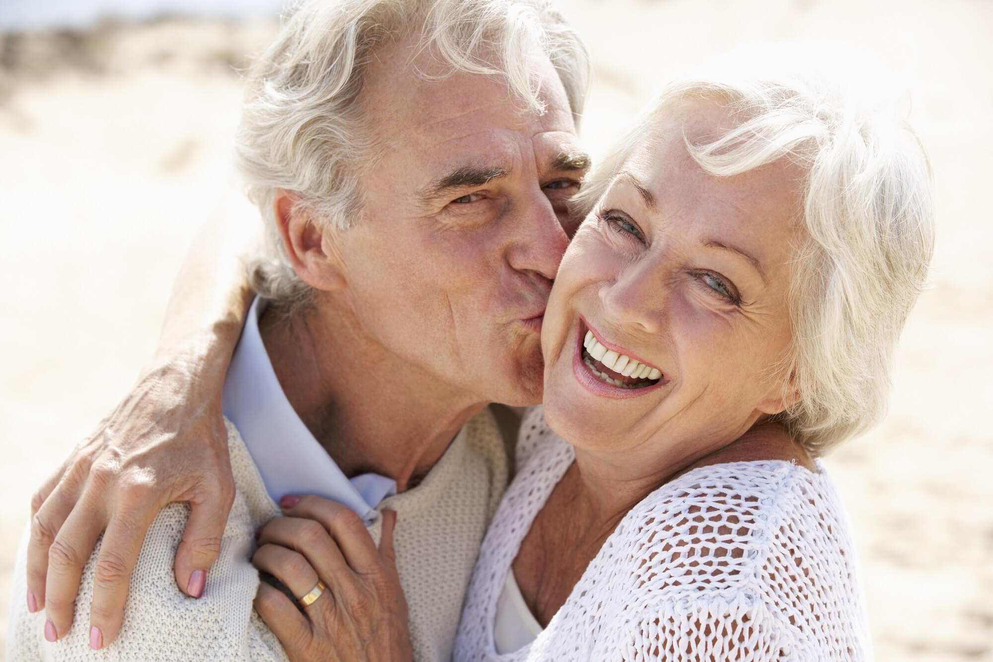 Пожилые дают мужикам. Пожилые влюбленные пары. Счастливые пожилые пары. Любовь в преклонном возрасте. Влюбленная пара в возрасте.